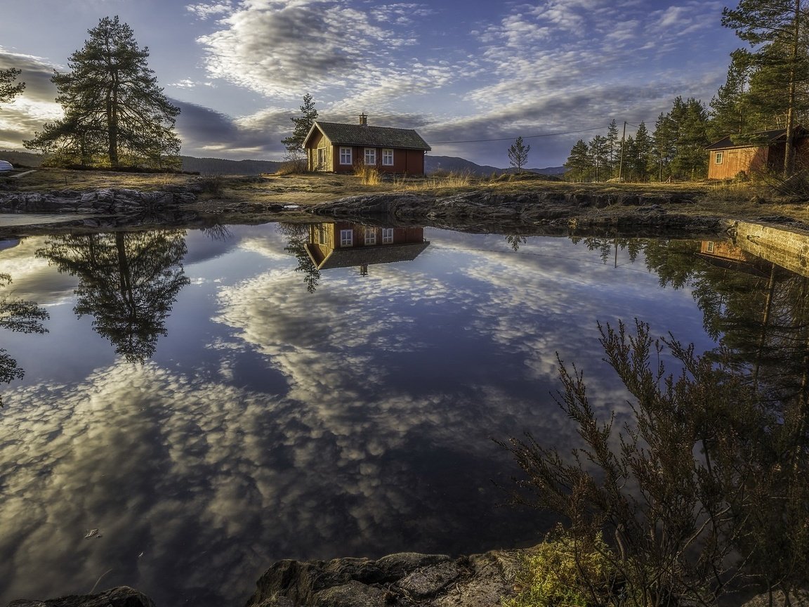 Обои облака, деревья, озеро, отражение, дома, дом, норвегия, рингерике, clouds, trees, lake, reflection, home, house, norway, ringerike разрешение 2048x1152 Загрузить