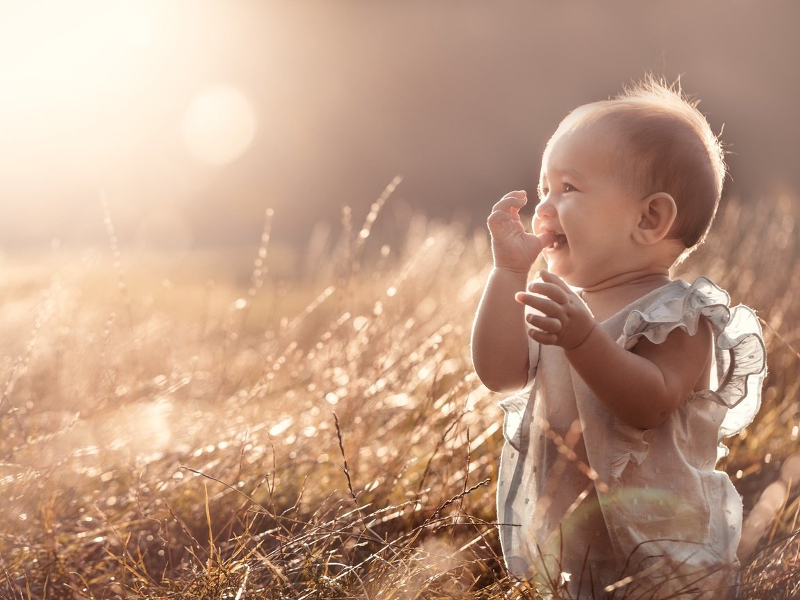 Обои свет, трава, природа, дети, радость, ребенок, малыш, рубашка, light, grass, nature, children, joy, child, baby, shirt разрешение 2000x1333 Загрузить