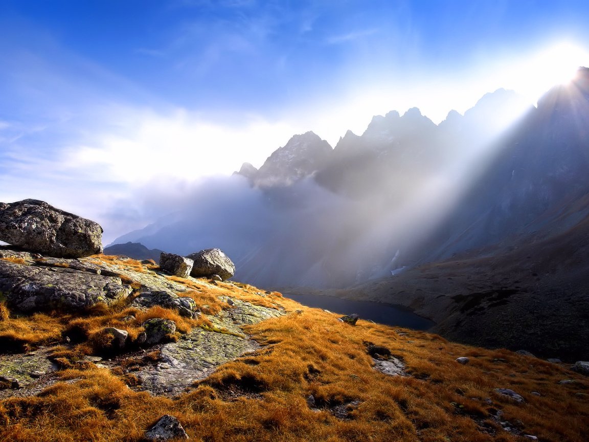 Обои свет, горы, солнце, камни, лучи, осень, light, mountains, the sun, stones, rays, autumn разрешение 1920x1080 Загрузить