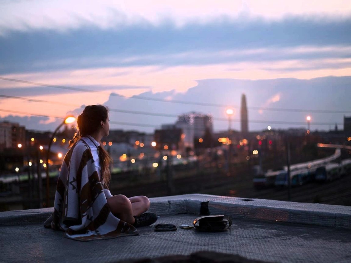 Обои девушка, настроение, город, одиночество, модель, крыша, girl, mood, the city, loneliness, model, roof разрешение 1920x1080 Загрузить