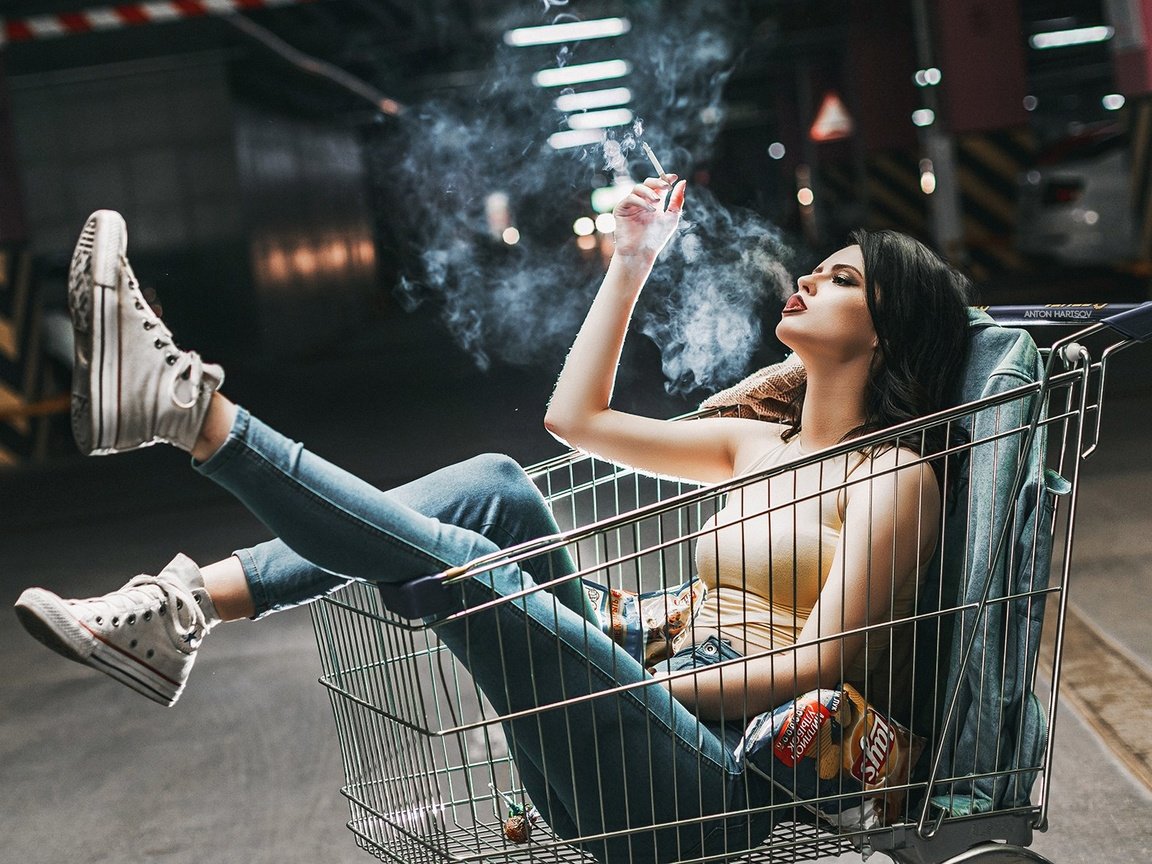 Корейская девушка в красных трусиках показывает сиськи и курит сигарету 