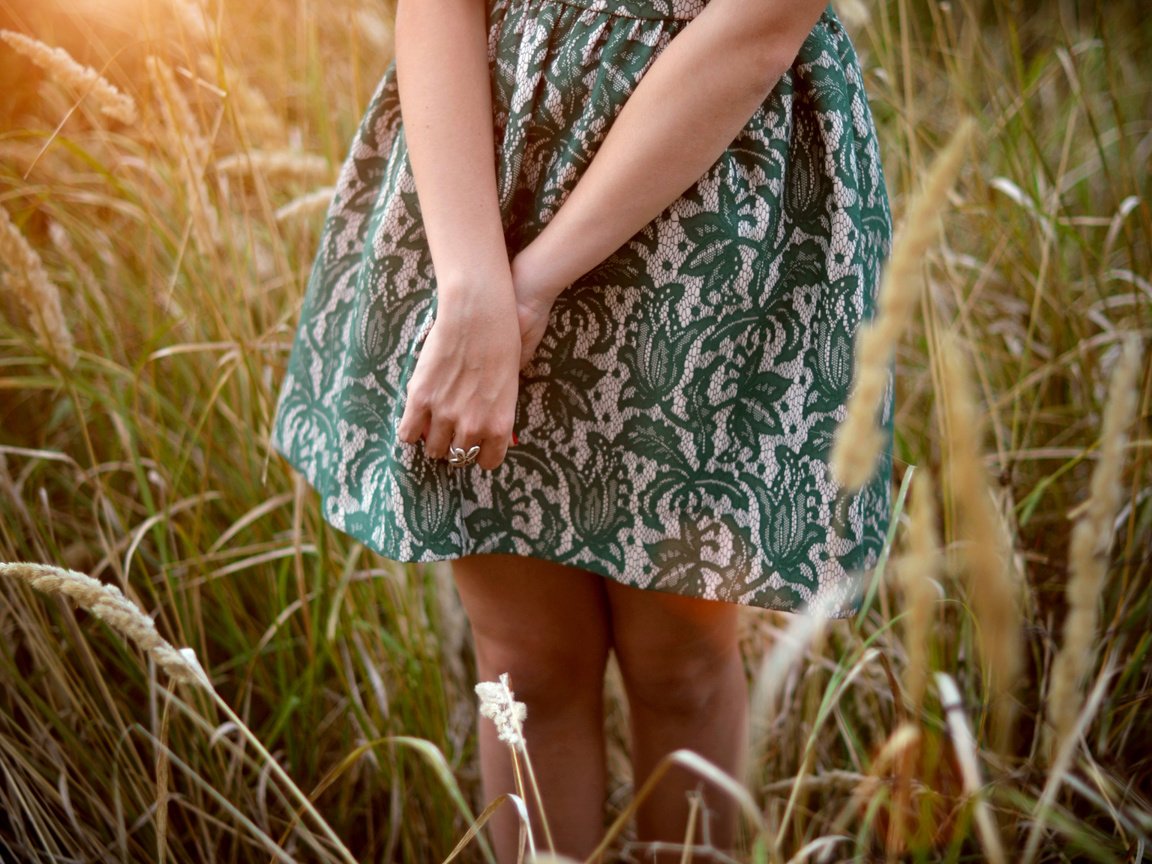 Обои трава, девушка, платье, ноги, колоски, кольцо, руки, grass, girl, dress, feet, spikelets, ring, hands разрешение 4608x3072 Загрузить