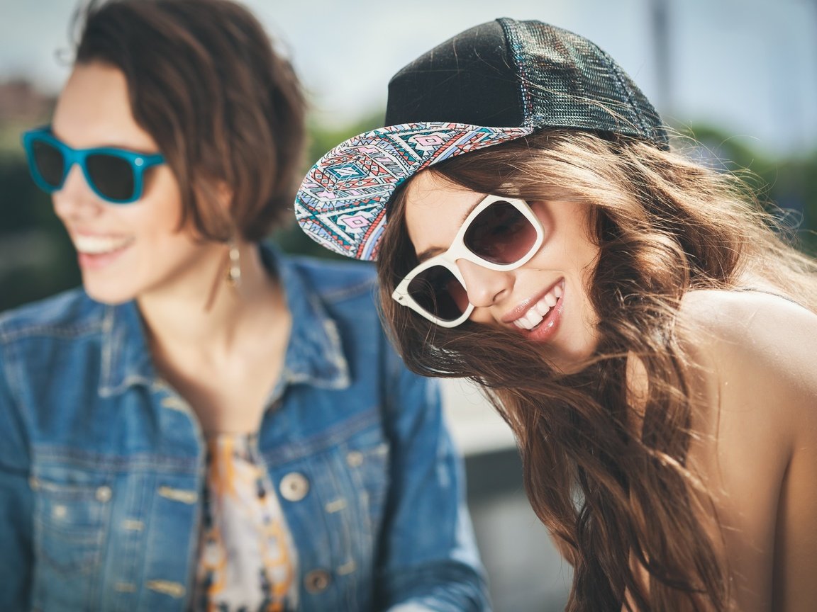 Обои очки, девушки, волосы, кепка, смех, glasses, girls, hair, cap, laughter разрешение 5616x3744 Загрузить