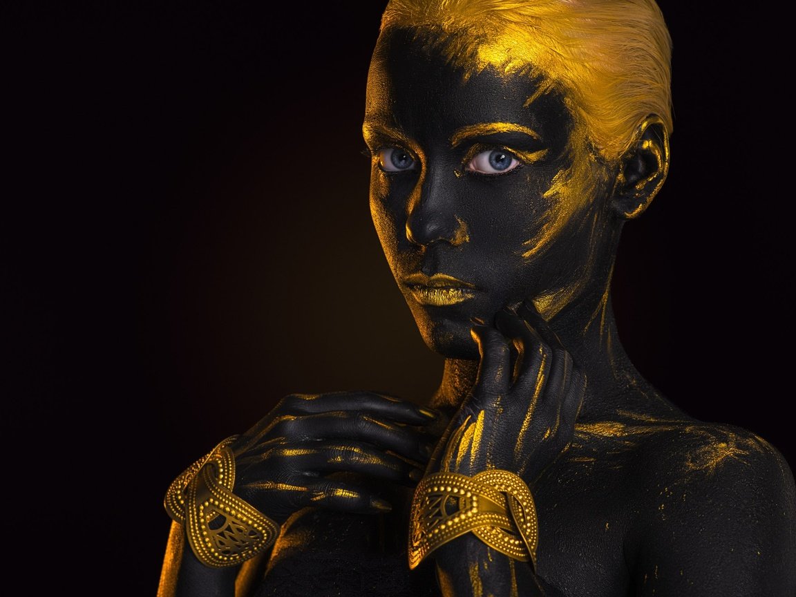 Обои девушка, взгляд, черный фон, лицо, золото, боди-арт, afemera, girl, look, black background, face, gold, body art разрешение 2560x1709 Загрузить