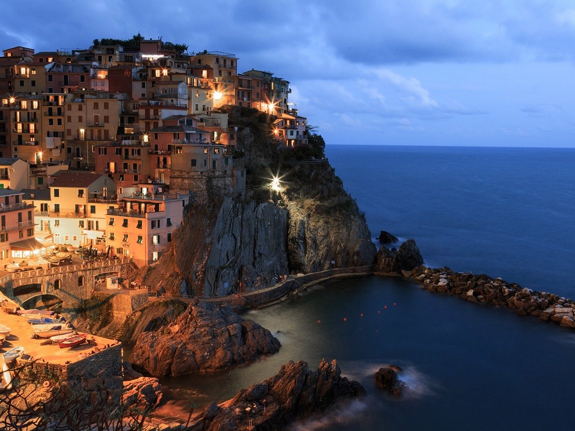 Обои огни, скалы, море, дома, италия, манарола, чинкве-терре, lights, rocks, sea, home, italy, manarola, cinque terre разрешение 2560x1080 Загрузить