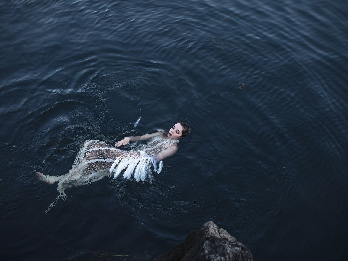 Обои девушка, модель, лицо, перья, в воде, aleah michele, girl, model, face, feathers, in the water разрешение 2048x1365 Загрузить