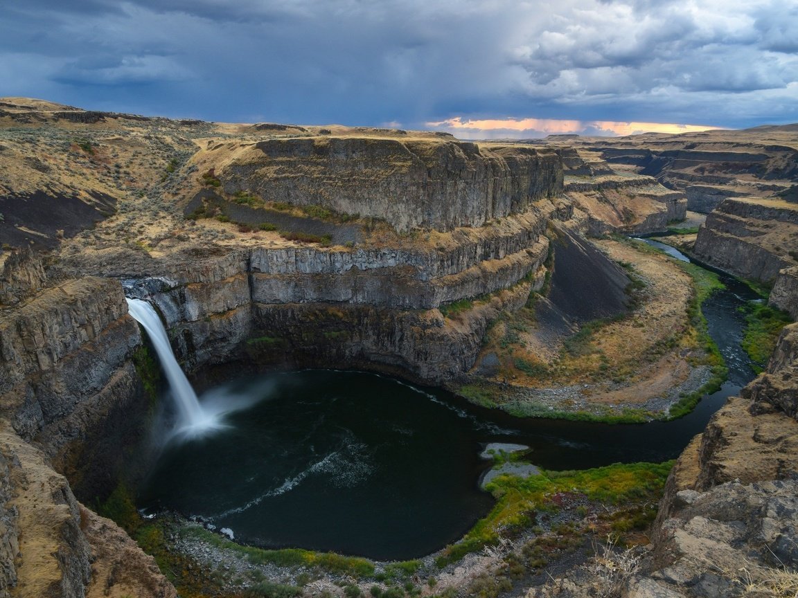 Обои скала, поток воды, водопад, чечня, rock, the flow of water, waterfall, chechnya разрешение 2048x1344 Загрузить