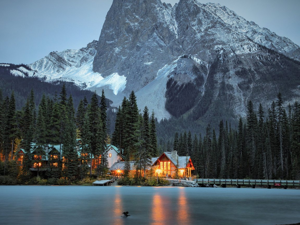 Обои деревья, изумрудное озеро, озеро, национальный парк йохо, горы, canadian rocky mountains, озеро эмералд, мост, дома, канада, британская колумбия, канадские скалистые горы, trees, emerald lake, lake, yoho national park, mountains, bridge, home, canada, british columbia, canadian rockies разрешение 2112x1188 Загрузить