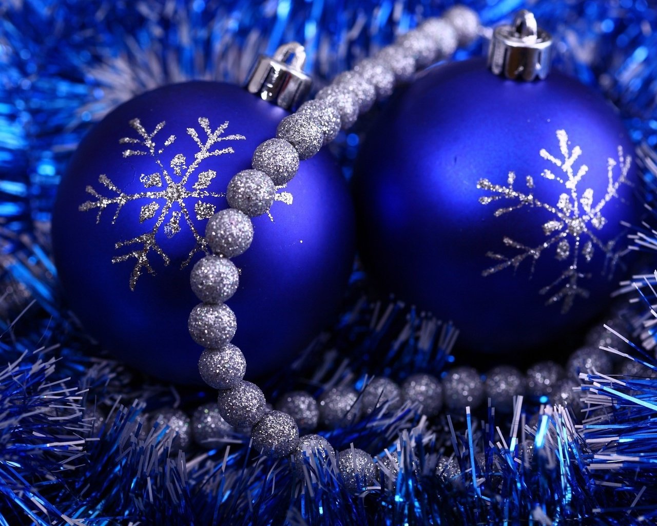 Обои синие шарики, бусы, елочные игрушки, новогодние игрушки, новогодний шар, blue balls, beads, christmas decorations, christmas toys, christmas ball разрешение 1920x1200 Загрузить