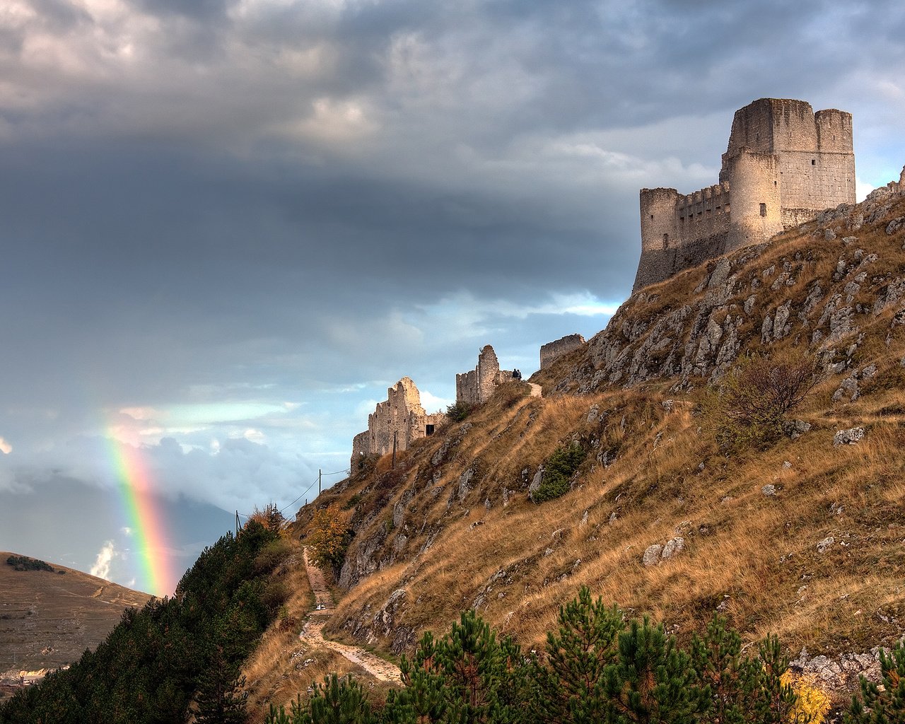 Обои развалины, радуга, италия, rainbow and the castle, abruzzo italy, крепость, the ruins, rainbow, italy, fortress разрешение 2560x1600 Загрузить