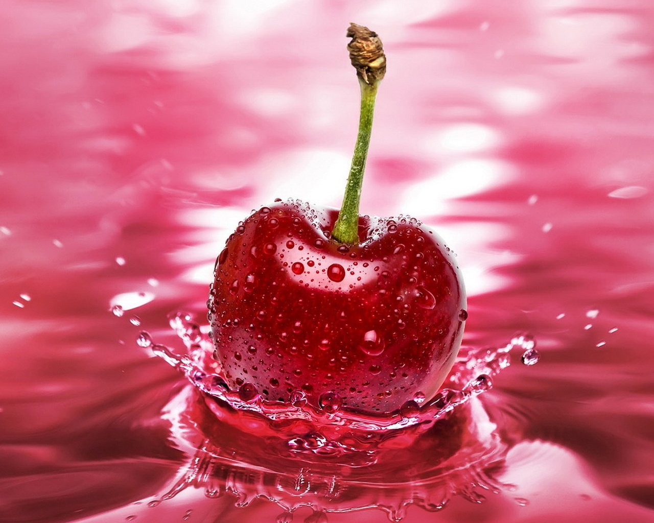 Обои вода, макро, черешня, вишня, всплеск, water, macro, cherry, splash разрешение 1920x1200 Загрузить