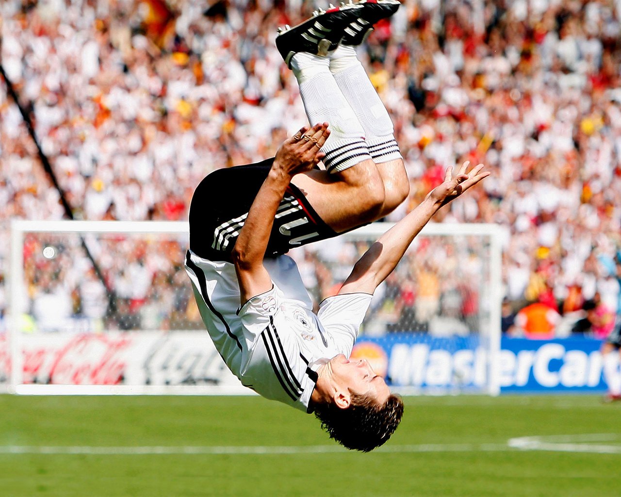 Обои футбол, прыжок, стадион, футболист, miroslav klose, football, jump, stadium, player разрешение 1920x1200 Загрузить