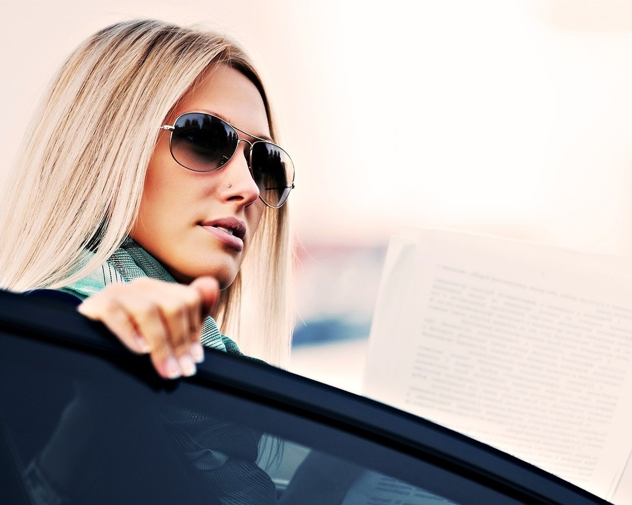 Обои девушка, блондинка, взгляд, авто, солнечные очки, girl, blonde, look, auto, sunglasses разрешение 1920x1080 Загрузить