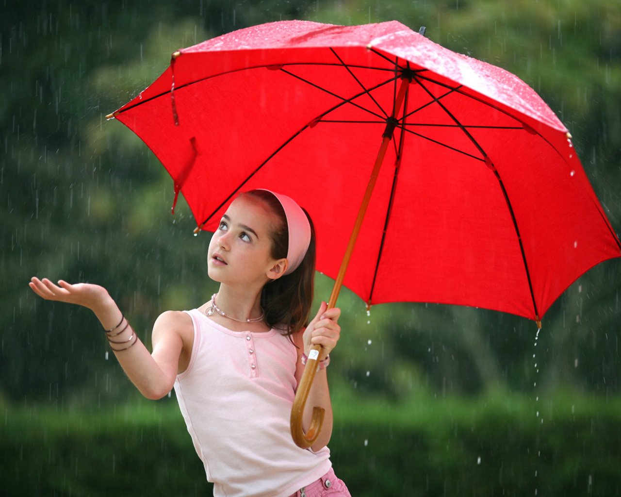 Обои девочка, дождь, красный зонт, girl, rain, red umbrella разрешение 1920x1080 Загрузить