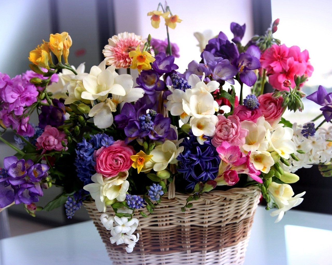 Обои цветы, korzinka, buket, букет, krasivye, raznye, корзина, ranunkulyus, яркие, красивые, корзинка, разные, деревье, cvety, flowers, bouquet, basket, bright, beautiful, different, f разрешение 2000x1260 Загрузить