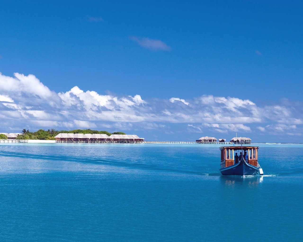 Обои лодка, остров, бунгало, тропики, мальдивы, boat, island, bungalow, tropics, the maldives разрешение 3000x1992 Загрузить