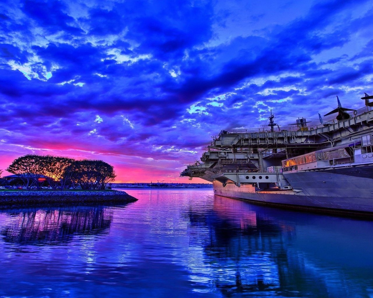 Обои вода, берег, закат, отражение, корабль, авианосец, water, shore, sunset, reflection, ship, the carrier разрешение 2560x1440 Загрузить