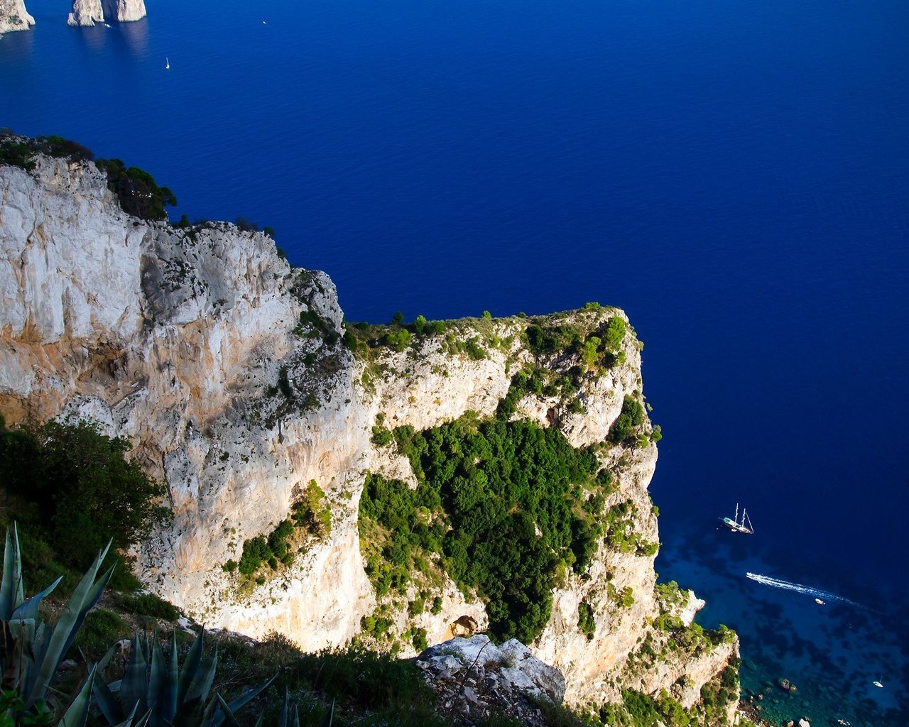 Обои скалы, море, вид сверху, италия, обрыв, остров, мыс, капри, rocks, sea, the view from the top, italy, open, island, cape, capri разрешение 2560x1440 Загрузить