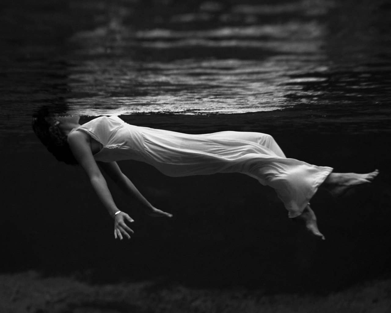 Обои вода, девушка, платье, чёрно-белое, креатив, белое, water, girl, dress, black and white, creative, white разрешение 2560x1600 Загрузить