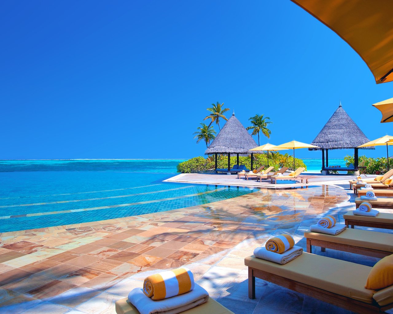 Обои курорт, лежаки, тропики, мальдивы, resort, sunbeds, tropics, the maldives разрешение 1920x1278 Загрузить