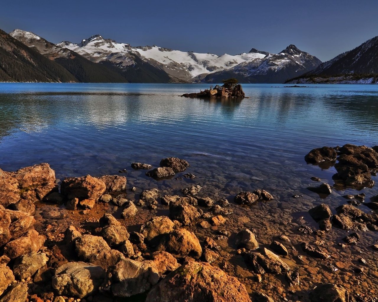 Обои вода, озеро, горы, снег, камни, лес, water, lake, mountains, snow, stones, forest разрешение 1920x1200 Загрузить