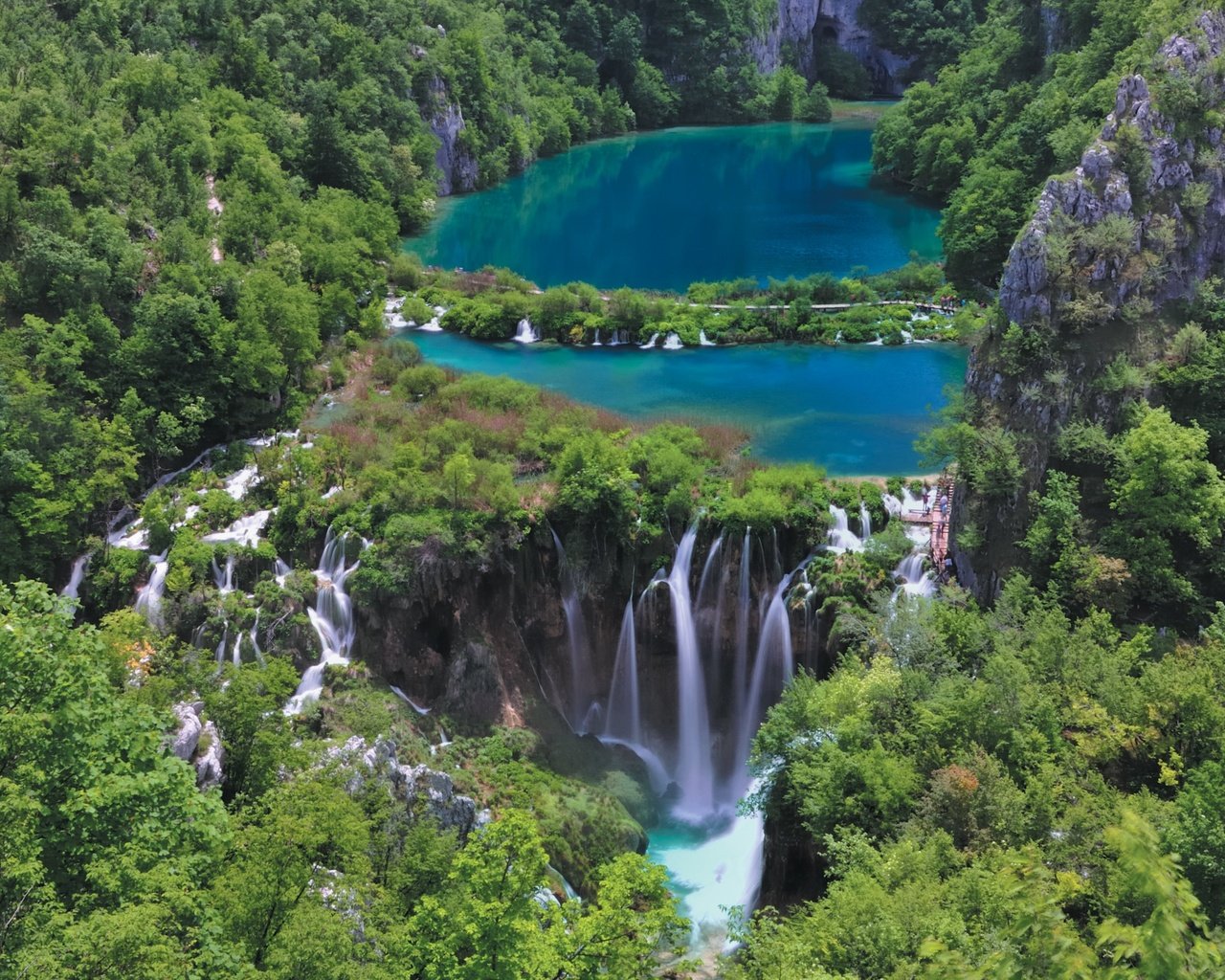 Обои деревья, природа, водопад, хорватия, национальный парк, пли́твичские озёра, trees, nature, waterfall, croatia, national park, plitvice lakes разрешение 2880x1800 Загрузить