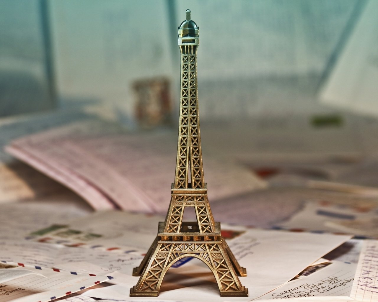 Обои статуэтка, эйфелева башня, бронза, письма, конверты, сувенир, figurine, eiffel tower, bronze, letters, envelopes, souvenir разрешение 1920x1200 Загрузить