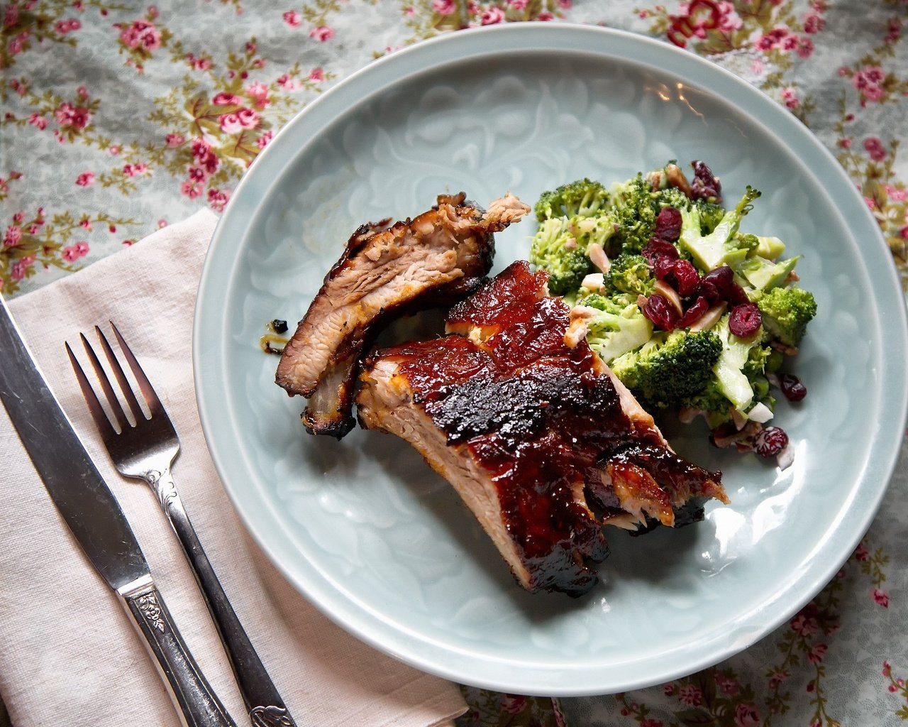 Обои мясо, брокколи, свиные ребрышки, соус барбекю, meat, broccoli, pork ribs, bbq sauce разрешение 2048x1365 Загрузить