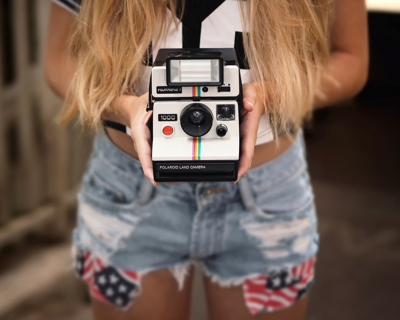 Обои руки, камера, шорты, polaroid, hands, camera, shorts разрешение 1920x1200 Загрузить