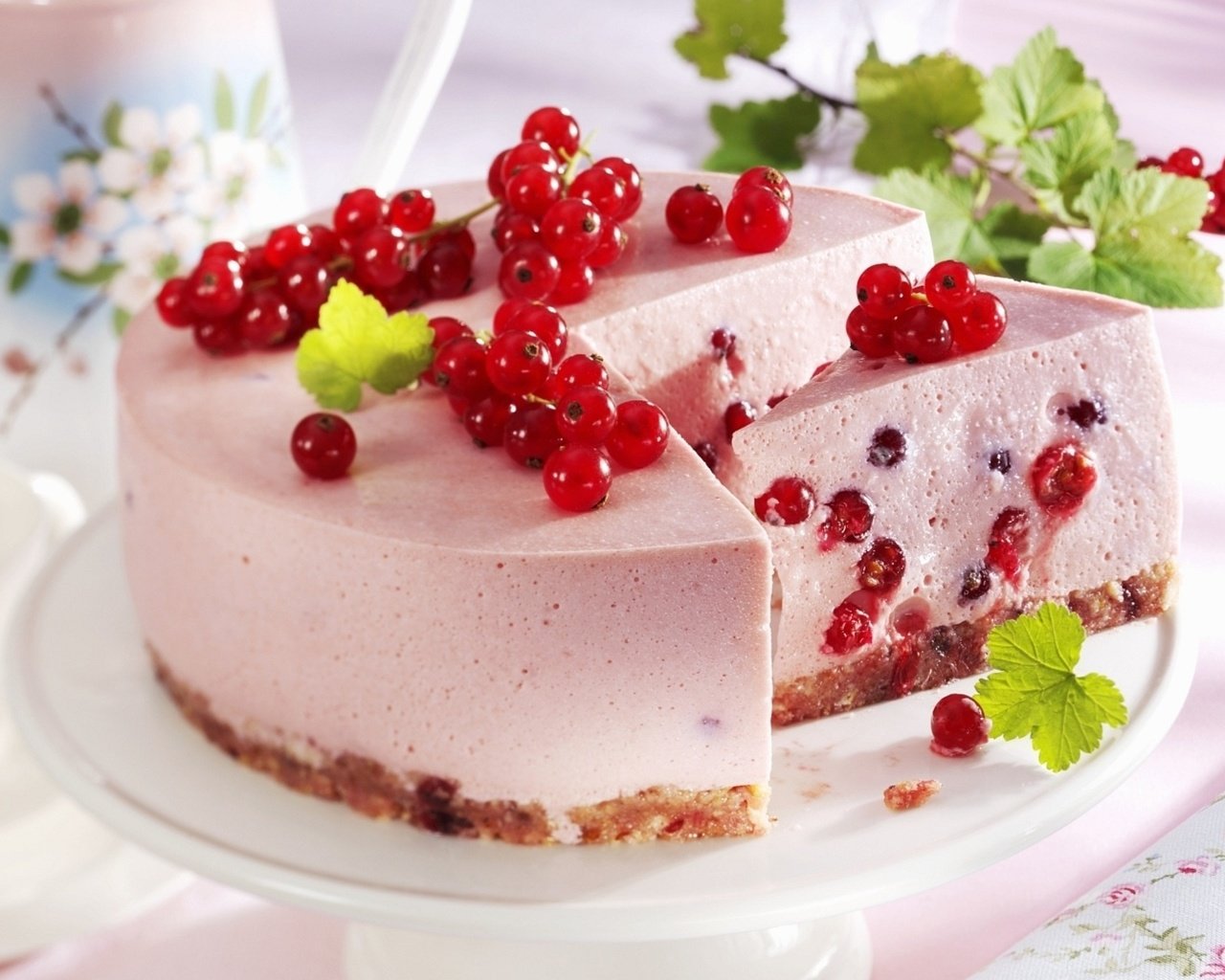 Обои еда, чашка, сладкое, торт, десерт, пирожное, смородины, food, cup, sweet, cake, dessert, currant разрешение 1920x1200 Загрузить