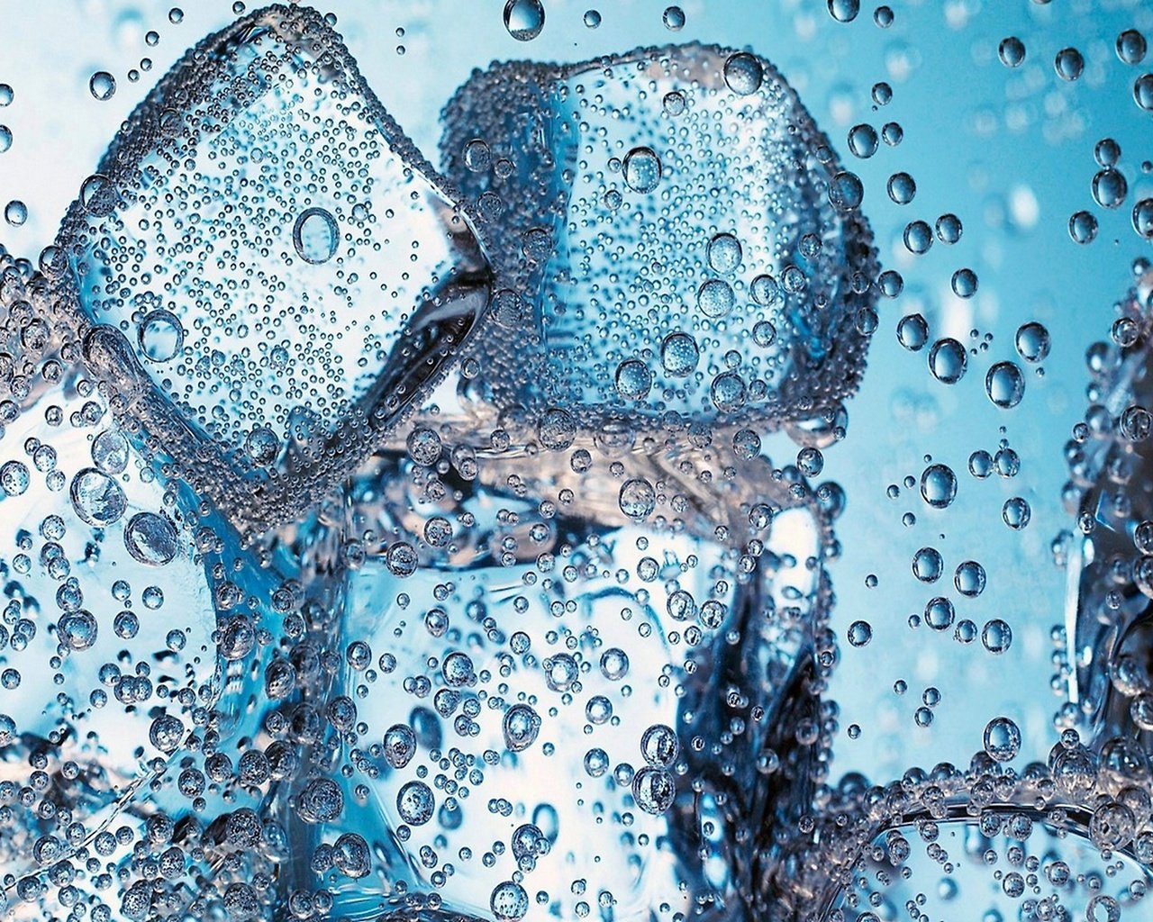 Обои кубики льда в воде, ice cubes in water разрешение 2560x1600 Загрузить
