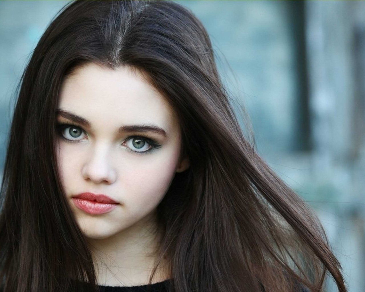 Обои брюнетка с большими, india eisley, индиа айсли, милыми, красивыми глазами и, пухлыми губами, на которые, нанесли, бледно-розовый, блеск., brunette with big, cute, beautiful eyes and, plump lips, which, caused, pale pink, shine. разрешение 2560x1600 Загрузить