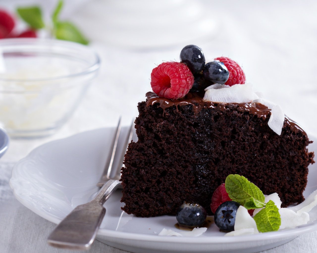 Обои выпечка, вегетарианский шоколадный торт с ягодами и ко, vegan chocolate cake with berries and coconut, pastries, cakes, vegetarian chocolate cake with berries and co разрешение 2880x1800 Загрузить