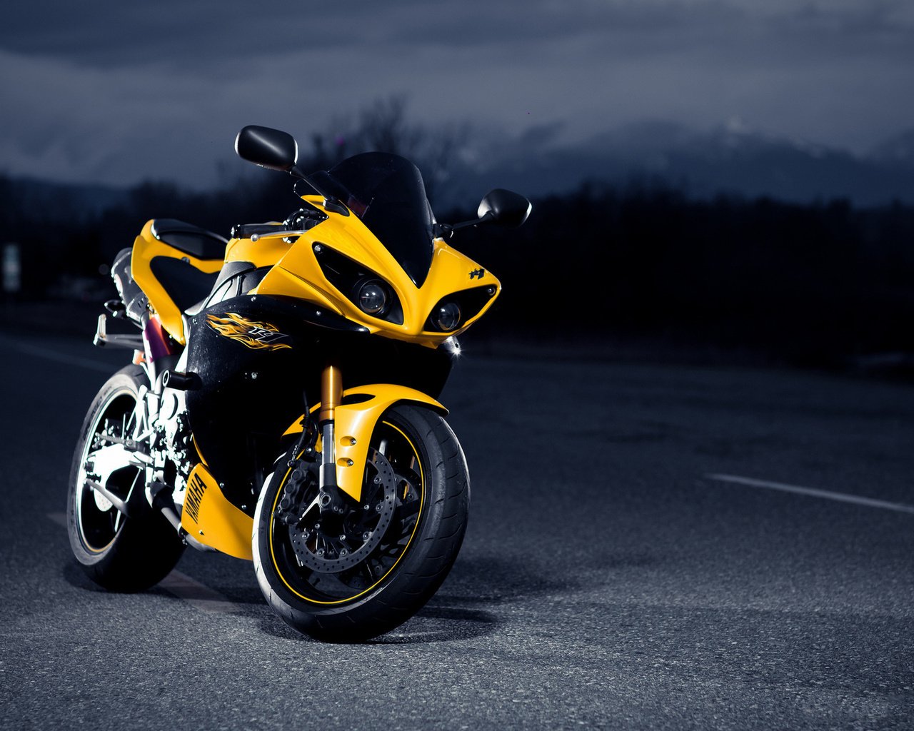 Обои черный, жёлтая, блака, ноч, супербайк, r1, ямаха, автодорога, black, yellow, night, superbike, yamaha, road разрешение 1920x1200 Загрузить