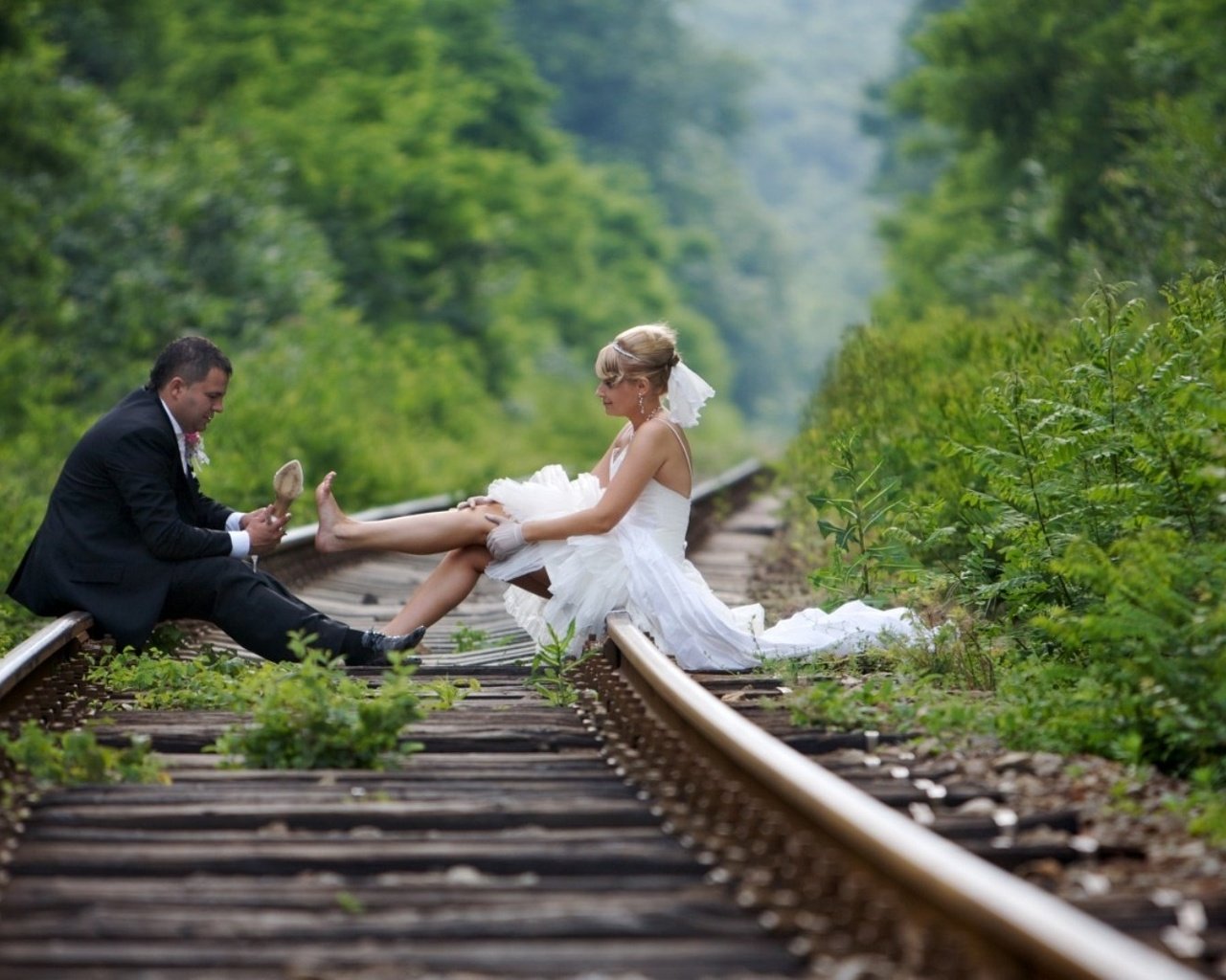 Обои фон, ситуации, жених, свадьба, невеста, и, на рельсах, background, situation, the groom, wedding, the bride, and, on the rails разрешение 1920x1080 Загрузить