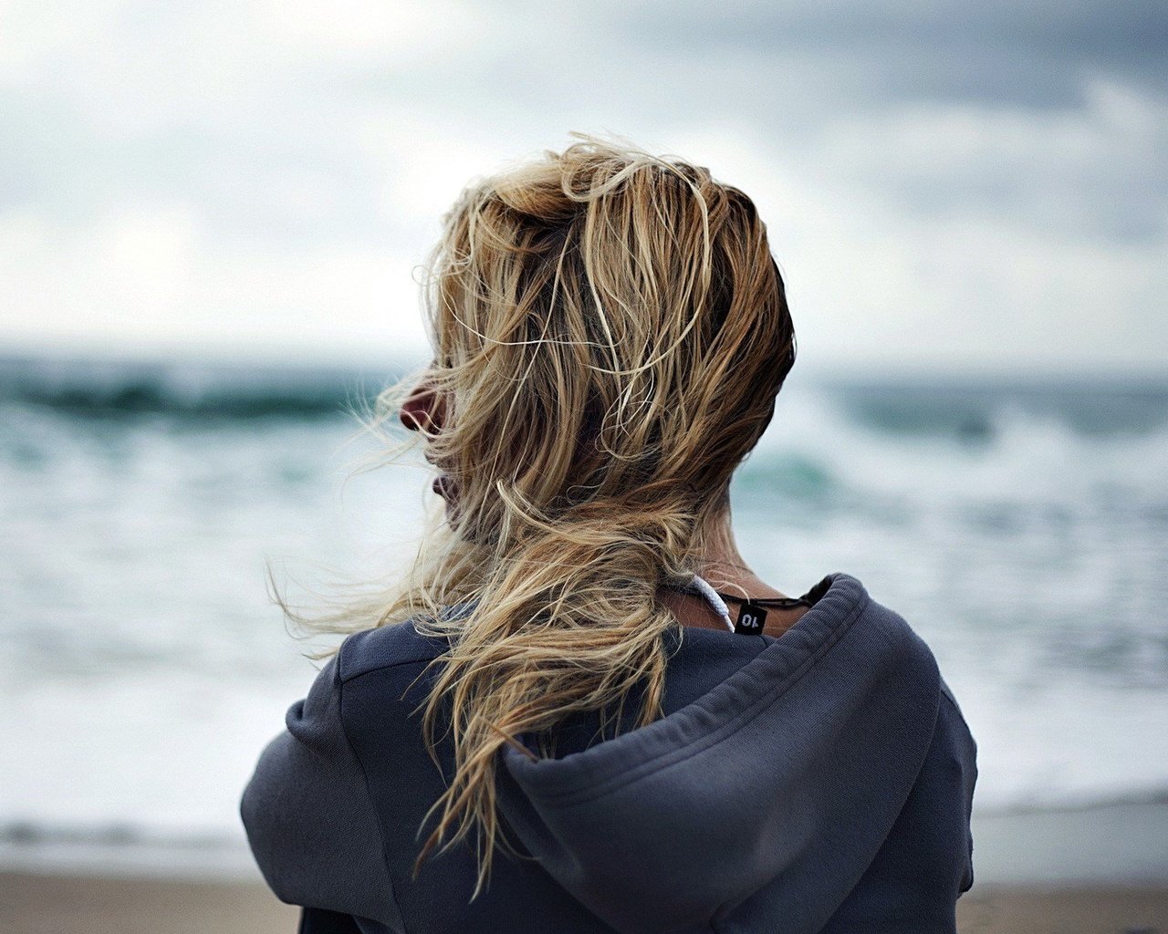 Девушка на фоне моря спиной