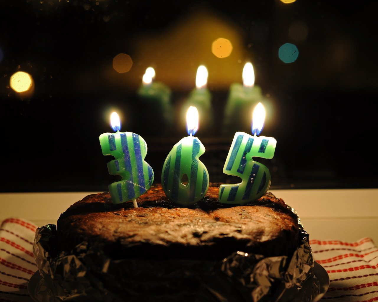Обои свечи, праздник, торт, угощение, candles, holiday, cake, treat разрешение 2560x1700 Загрузить