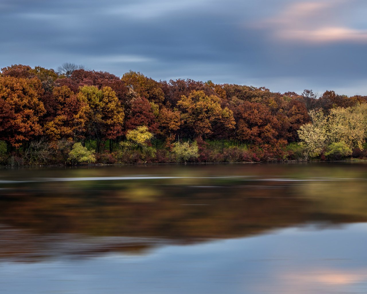 Обои небо, деревья, вода, река, тучи, отражение, осень, гладь, the sky, trees, water, river, clouds, reflection, autumn, surface разрешение 1920x1080 Загрузить