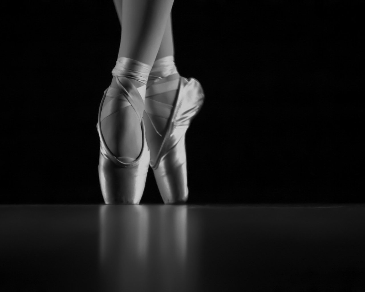 Обои чёрно-белое, танец, балет, балерина, пуанты, kryziz bonny, black and white, dance, ballet, ballerina, pointe shoes разрешение 1920x1280 Загрузить