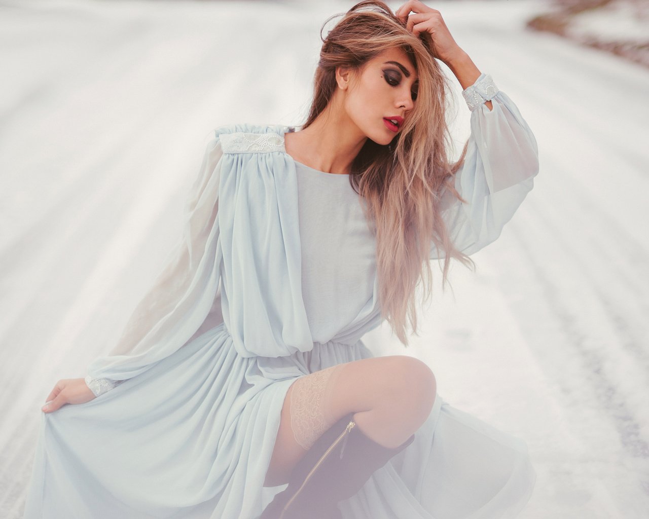 Обои девушка, платье, блондинка, взгляд, волосы, girl, dress, blonde, look, hair разрешение 2048x1433 Загрузить