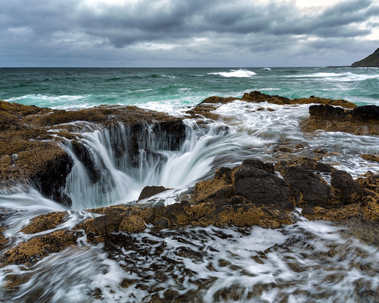 Обои скалы, камни, побережье, океан, pacific ocean, орегон, тихий океан, thors well, cape perpetua, oregon coast, rocks, stones, coast, the ocean, oregon, the pacific ocean разрешение 2560x1600 Загрузить