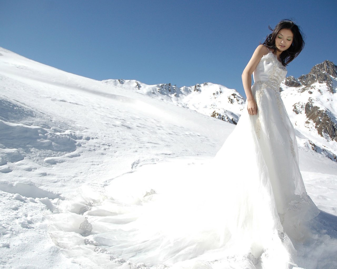 Обои горы, снег, девушка, платье, азиатка, mountains, snow, girl, dress, asian разрешение 1920x1200 Загрузить