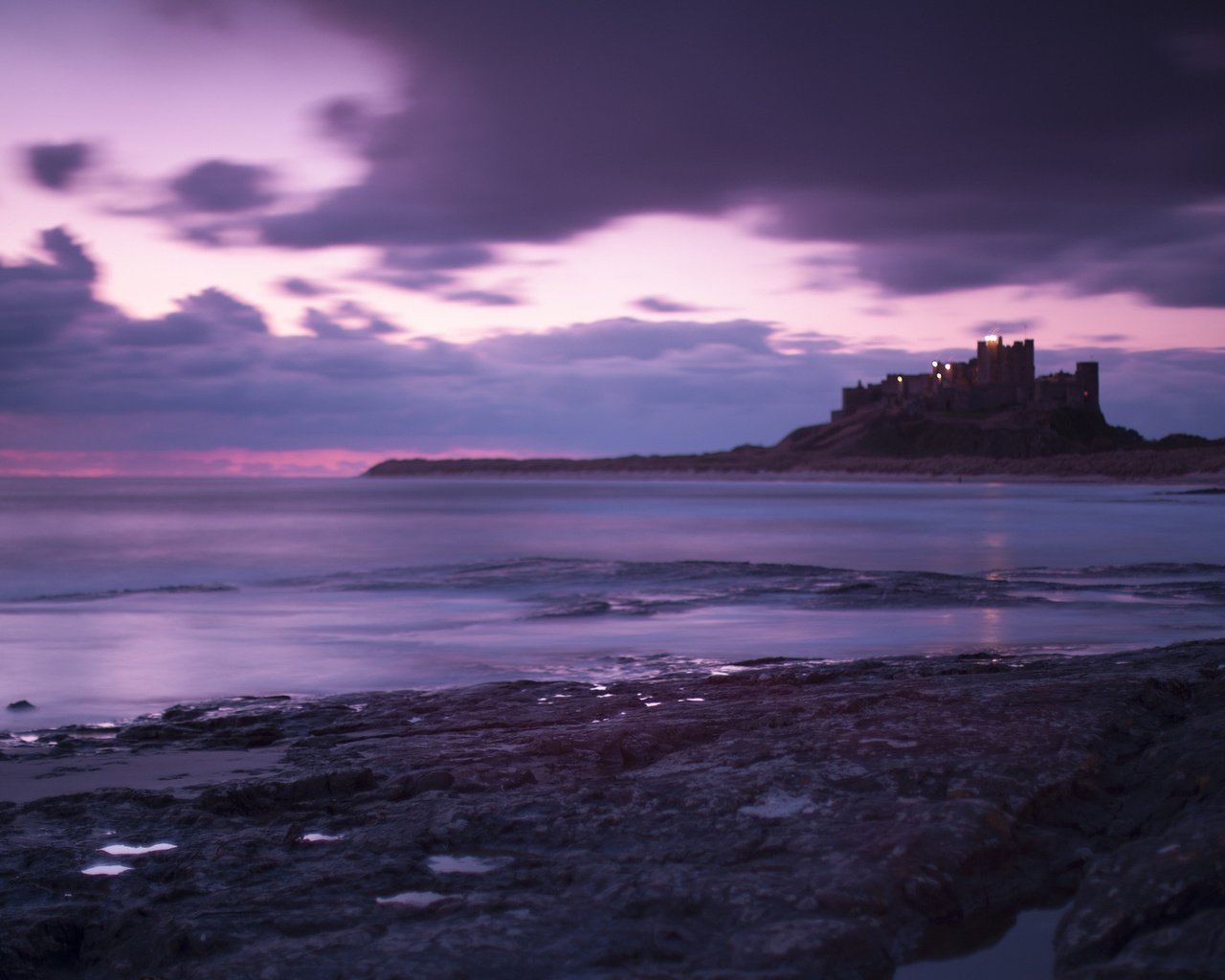 Обои облака, море, англия, неба, вечернее, great britain, берег моря, bamburgh castle, лиловая, clouds, sea, england, sky, evening, coast, purple разрешение 1920x1200 Загрузить