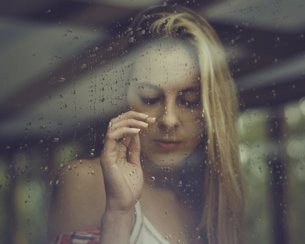 Обои девушка, блондинка, капли, окно, стекло, girl, blonde, drops, window, glass разрешение 2048x1356 Загрузить