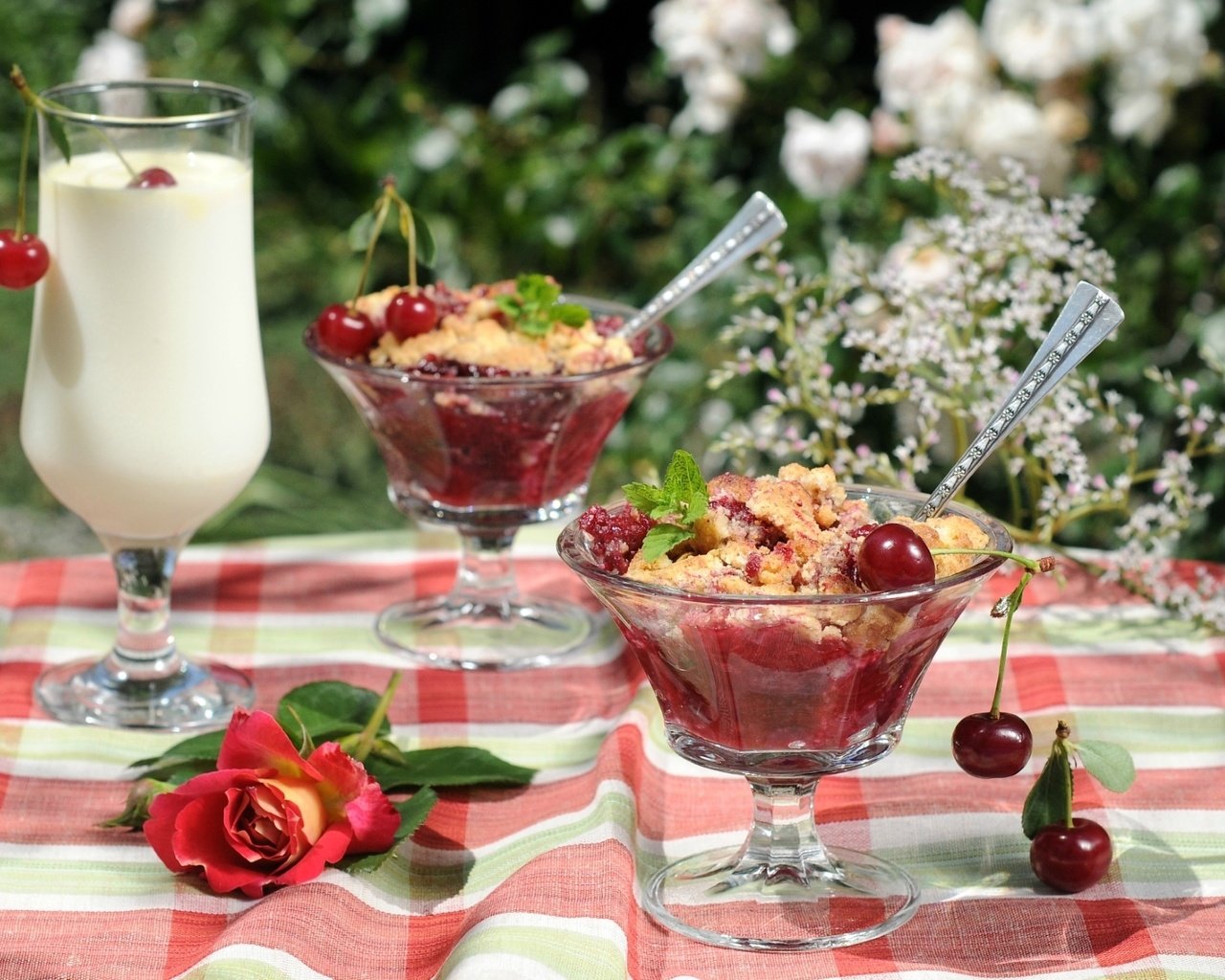 Обои лето, роза, бокал, вишня, молоко, десерт, крамбл, summer, rose, glass, cherry, milk, dessert, crumble разрешение 1920x1221 Загрузить