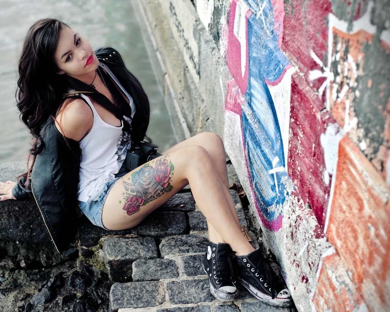 Обои девушка, взгляд, тату, girl, look, tattoo разрешение 1920x1200 Загрузить