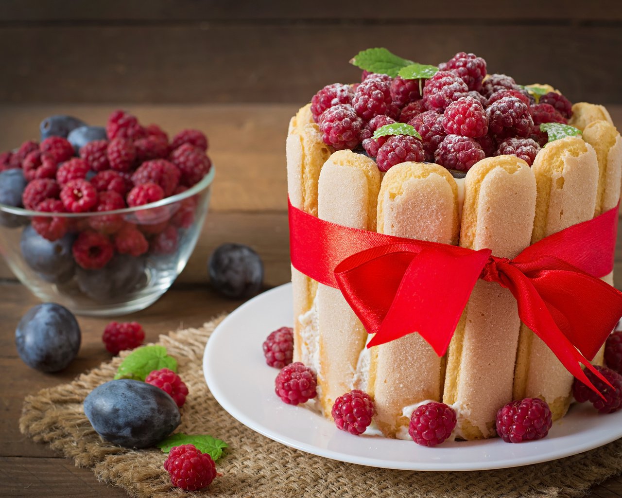 Обои малина, ягоды, торт, десерт, бант, сливы, савоярди, raspberry, berries, cake, dessert, bow, plum, savoiardi разрешение 3000x2000 Загрузить