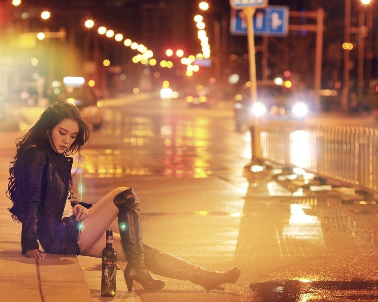 Сексуальная девушка с пуховым платком позирует ночью на улице 