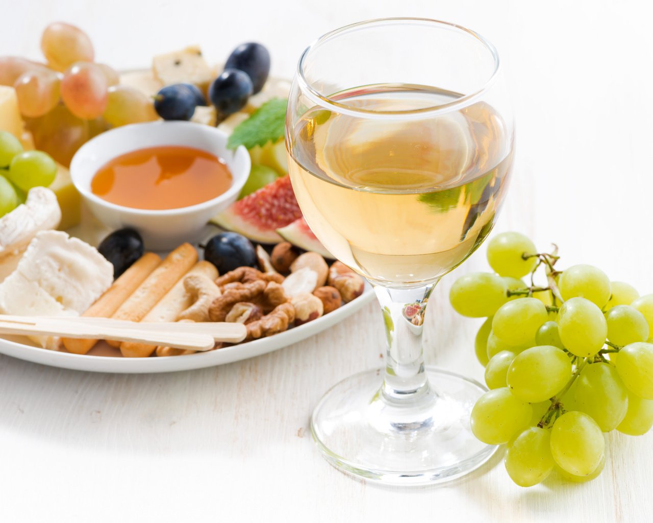 Обои орехи, виноград, бокал, сыр, вино, мед, инжир, nuts, grapes, glass, cheese, wine, honey, figs разрешение 2048x1367 Загрузить
