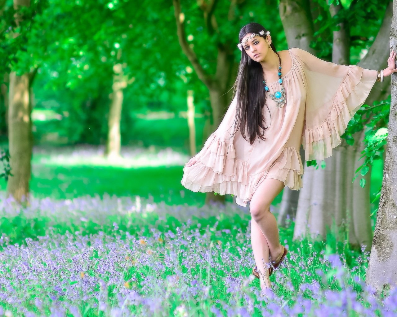 Обои цветы, деревья, природа, лес, девушка, поза, модель, flowers, trees, nature, forest, girl, pose, model разрешение 2047x1243 Загрузить